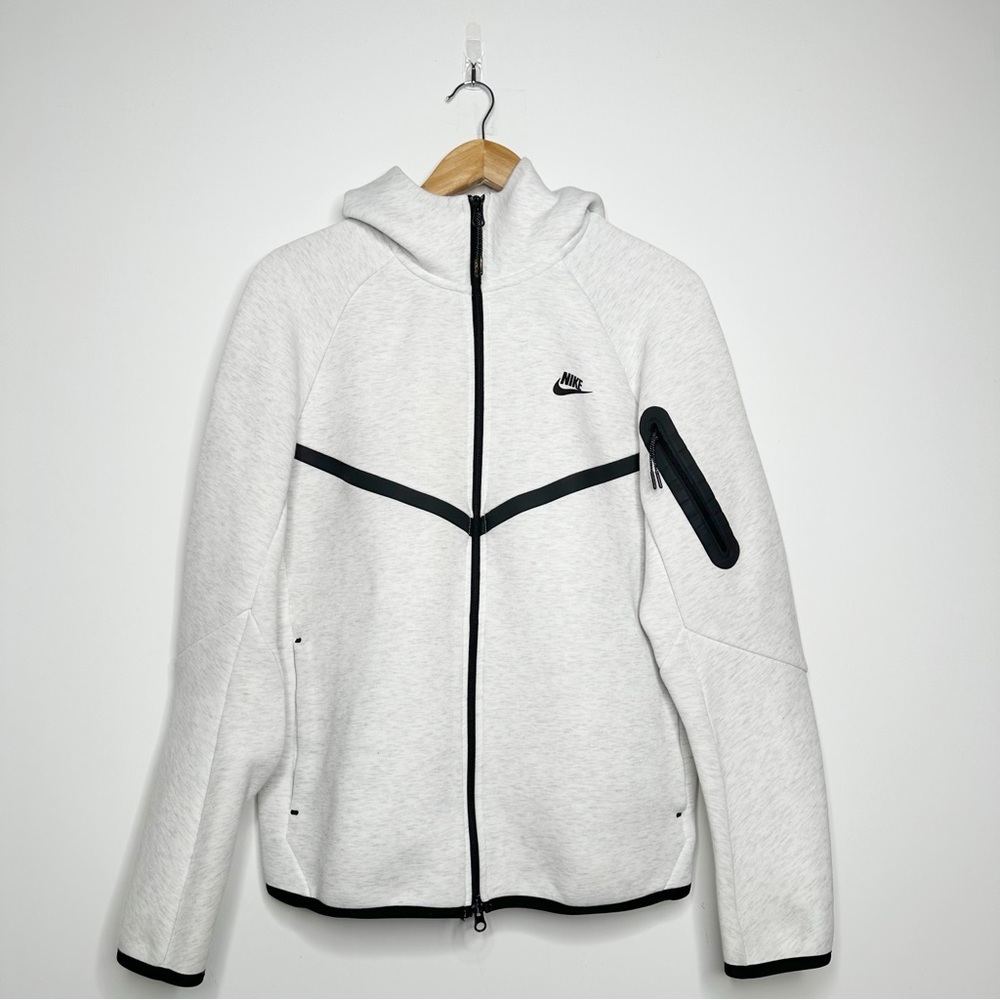 Nike Men’s Tech Fleece Full Zip Windrunner Hoodie in Gray Heather Size Medium